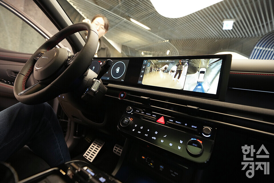 지난 5일 오전 서울 강남구 현대 모터스튜디오에서 '더 뉴 투싼' 미디어 갤러리가 열렸다. 사진은 더 뉴 투싼  차량의 운전석 모습. 일체형 디스플레이가 시선을 끈다. 더 뉴 투싼은 2020년 9월 출시된 4세대 투싼의 상품 경쟁력을 한층 더 끌어올려 3년 만에 새롭게 선보이는 부분 변경 모델이다. /최대성 기자 dpdaesung@sporbiz.co.kr 2023.12.05. 