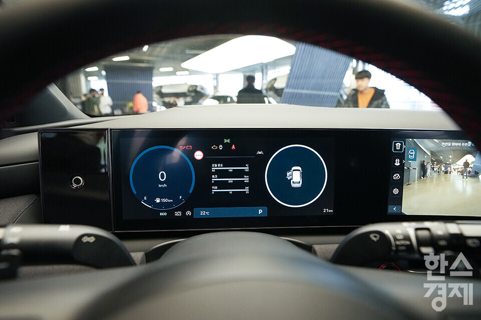지난 5일 오전 서울 강남구 현대 모터스튜디오에서 '더 뉴 투싼' 미디어 갤러리가 열렸다. 사진은 더 뉴 투싼  차량의 운전석 모습. 일체형 디스플레이가 시선을 끈다. 더 뉴 투싼은 2020년 9월 출시된 4세대 투싼의 상품 경쟁력을 한층 더 끌어올려 3년 만에 새롭게 선보이는 부분 변경 모델이다. /최대성 기자 dpdaesung@sporbiz.co.kr 2023.12.05. 