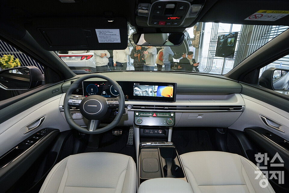 지난 5일 오전 서울 강남구 현대 모터스튜디오에서 '더 뉴 투싼' 미디어 갤러리가 열렸다. 사진은 더 뉴 투싼  차량의 운전석 모습. 일체형 디스플레이가 시선을 끈다. 더 뉴 투싼은 2020년 9월 출시된 4세대 투싼의 상품 경쟁력을 한층 더 끌어올려 3년 만에 새롭게 선보이는 부분 변경 모델이다. /최대성 기자 dpdaesung@sporbiz.co.kr 2023.12.05. 