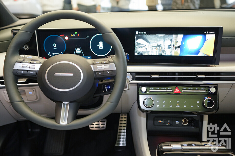지난 5일 오전 서울 강남구 현대 모터스튜디오에서 '더 뉴 투싼' 미디어 갤러리가 열렸다. 사진은 더 뉴 투싼  차량의 운전석 모습. 더 뉴 투싼은 2020년 9월 출시된 4세대 투싼의 상품 경쟁력을 한층 더 끌어올려 3년 만에 새롭게 선보이는 부분 변경 모델이다. /최대성 기자 dpdaesung@sporbiz.co.kr 2023.12.05. 
