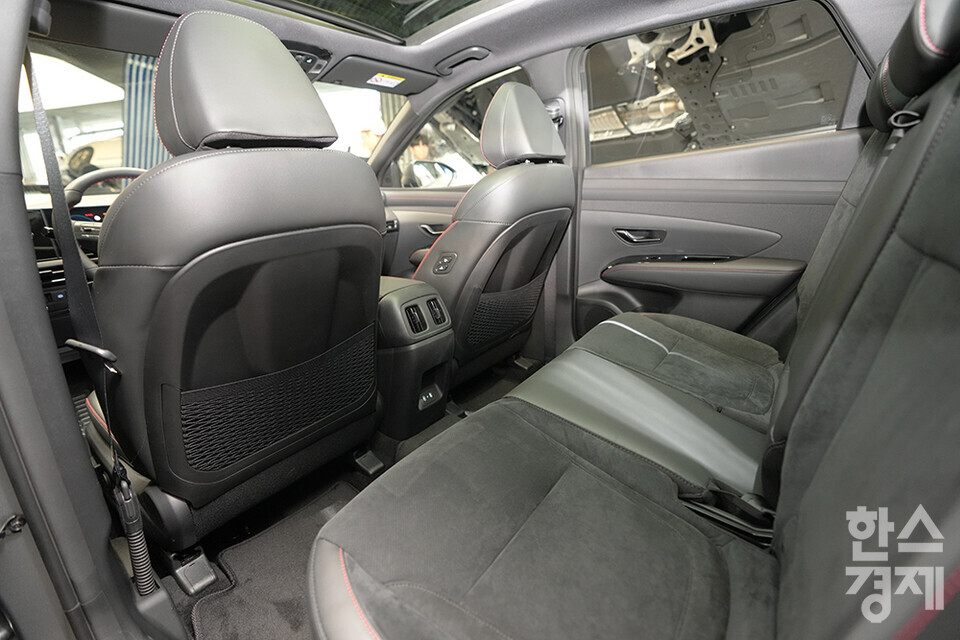 지난 5일 오전 서울 강남구 현대 모터스튜디오에서 '더 뉴 투싼' 미디어 갤러리가 열렸다. 사진은 더 뉴 투싼  N 라인 차량의 뒷자석 모습. 일체형 디스플레이가 시선을 끈다. 더 뉴 투싼은 2020년 9월 출시된 4세대 투싼의 상품 경쟁력을 한층 더 끌어올려 3년 만에 새롭게 선보이는 부분 변경 모델이다. /최대성 기자 dpdaesung@sporbiz.co.kr 2023.12.05. 