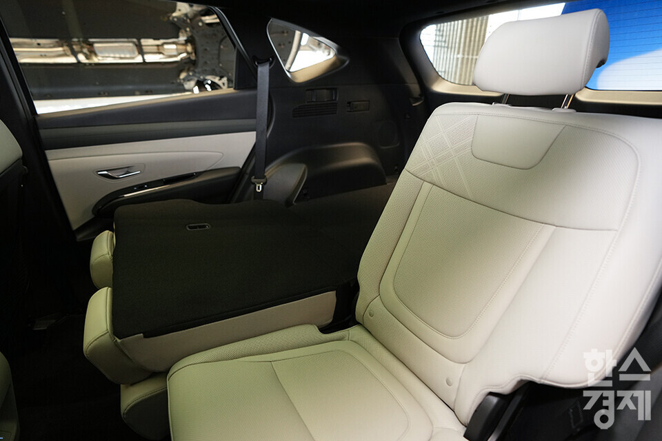 지난 5일 오전 서울 강남구 현대 모터스튜디오에서 '더 뉴 투싼' 미디어 갤러리가 열렸다. 사진은 더 뉴 투싼  차량의 뒷자석 모습. 일체형 디스플레이가 시선을 끈다. 더 뉴 투싼은 2020년 9월 출시된 4세대 투싼의 상품 경쟁력을 한층 더 끌어올려 3년 만에 새롭게 선보이는 부분 변경 모델이다. /최대성 기자 dpdaesung@sporbiz.co.kr 2023.12.05. 