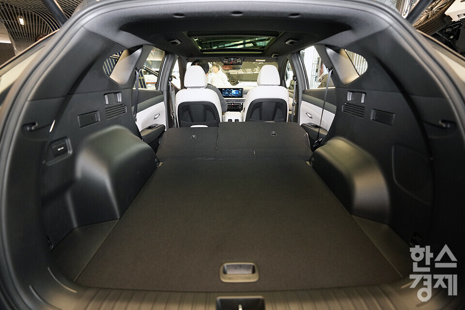 지난 5일 오전 서울 강남구 현대 모터스튜디오에서 '더 뉴 투싼' 미디어 갤러리가 열렸다. 사진은 더 뉴 투싼  차량의 트렁크 모습. 일체형 디스플레이가 시선을 끈다. 더 뉴 투싼은 2020년 9월 출시된 4세대 투싼의 상품 경쟁력을 한층 더 끌어올려 3년 만에 새롭게 선보이는 부분 변경 모델이다. /최대성 기자 dpdaesung@sporbiz.co.kr 2023.12.05. 