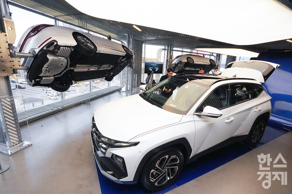 지난 5일 오전 서울 강남구 현대 모터스튜디오에서 '더 뉴 투싼' 미디어 갤러리가 열렸다. 더 뉴 투싼은 2020년 9월 출시된 4세대 투싼의 상품 경쟁력을 한층 더 끌어올려 3년 만에 새롭게 선보이는 부분 변경 모델이다. /최대성 기자 dpdaesung@sporbiz.co.kr 2023.12.05. 