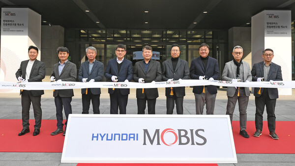 5일 '의왕 전동화 연구동' 개소식 참석자들이 테이프 커팅을 진행하고 있다. (사진 왼쪽부터, 현대모비스 전동화랩장 이영국 상무, 현대모비스 전동화BU장 오흥섭 전무, 현대모비스 통합솔루션부문장 성기형 부사장, 현대자동차 남양연구소(TVD본부장) 양희원 부사장, 현대모비스 이규석 사장, 현대자동차 기획조정2실장 전상태 부사장, 현대자동차 배터리개발센터장 김창환 전무, 현대로템 디펜스솔루션사업부장 이정엽 전무, 현대트랜시스 P/T연구개발본부장 권혁빈 상무) / 현대모비스 제공