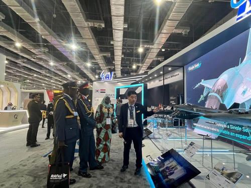 한국항공우주산업 부스를 방문한 군 관계자들. /KAI
