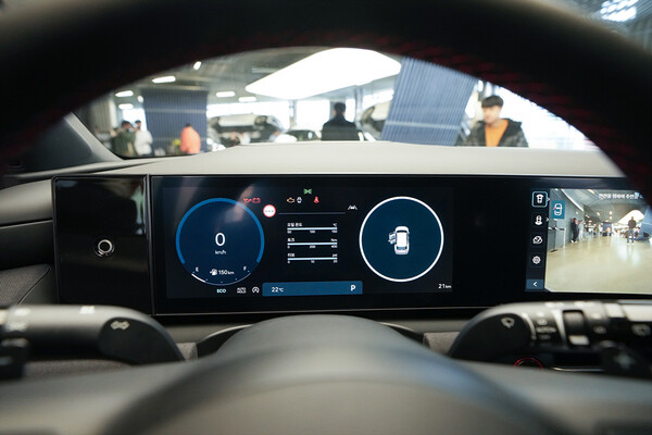 파노라믹 커브드 디스플레이와 실내 지문인증 시스템이 탑재된 '더 뉴 투싼' 운전석 모습 / 최대성 기자