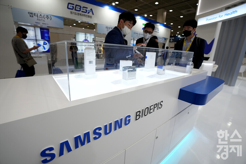 시민들이 3일 오후 서울 강남구 코엑스에서 열린 바이오플러스-인터펙스 코리아에서 삼성바이오에피스 부스를 찾아 둘러보고 있다. /김근현 기자 khkim@sporbiz.co.kr