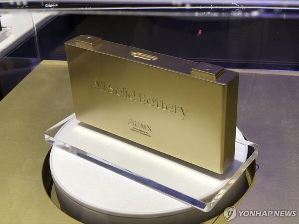 삼성SDI가 ‘IAA 모빌리티 2023’ 부스에 전시한 전고체 배터리 샘플 / 연합뉴스