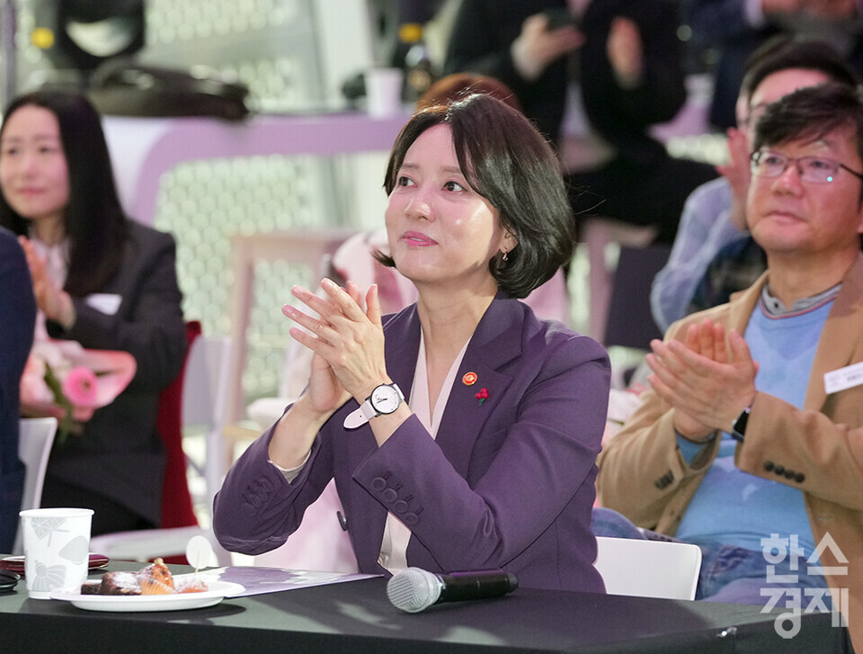 7일 오후 서울 중구 동대문디자인플라자(DDP) 디자인랩에서 로컬페스타 with 라이콘 행사가 열리고 있다. 이영 중소벤처기업부 장관이 로컬브랜드 상권 창출 사례 발표를 들은 후 박수를 보내고 있다. /최대성 기자 dpdaesung@sporbiz.co.kr 2023.12.07. 