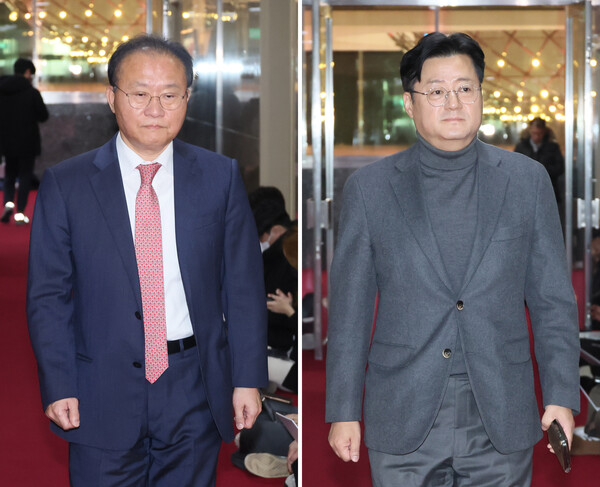국민의힘 윤재옥 원내대표(왼쪽)와 민주당 홍익표 원내대표가 7일 여야 원내대표 회동을 위해 각각 국회의장실로 향하고 있다. /연합뉴스