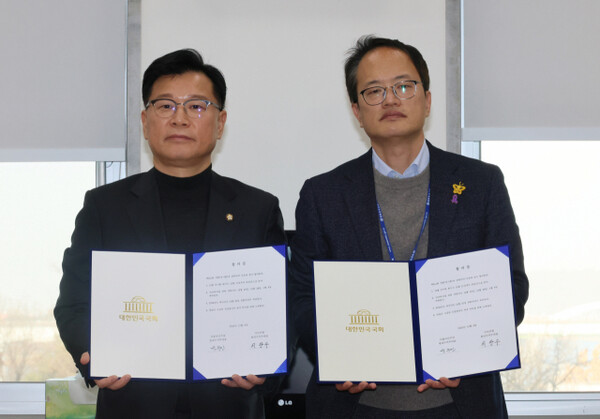 국민의힘 이양수(왼쪽) 원내수석 부대표와 더불어민주당 박주민 원내수석부대표가 8일 국회에서 12월 임시회 관련 합의문을 들고 포즈를 취하고 있다. /연합뉴스