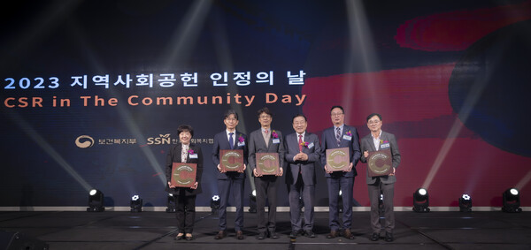 류호용 디지털인프라실장(왼쪽 세 번째)이 5년 연속 인증기업 대표수상 기업 단체사진을 촬영하고 있다./한국남부발전 