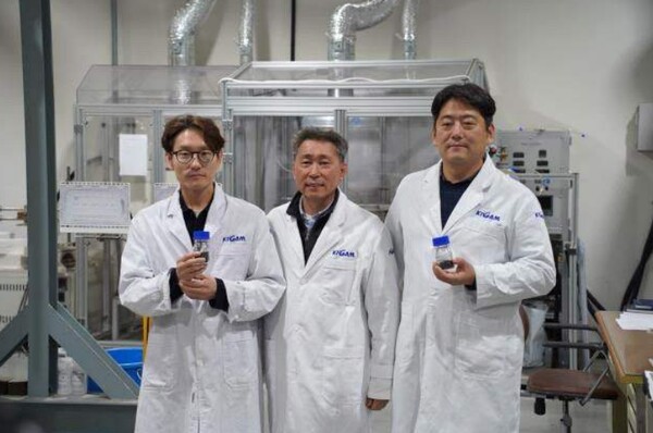 한국지질자원연구원 김병수 박사 연구팀이 세계 최초로 친환경 LFP 배터리 재활용 기술을 개발했다. 왼쪽부터 최지혁 박사, 김병수 박사, 유정현 박사 / 한국지질자원연구원