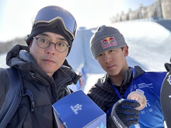김수철 감독(왼쪽)과 동메달을 따낸 이채운. /대한스키협회 제공