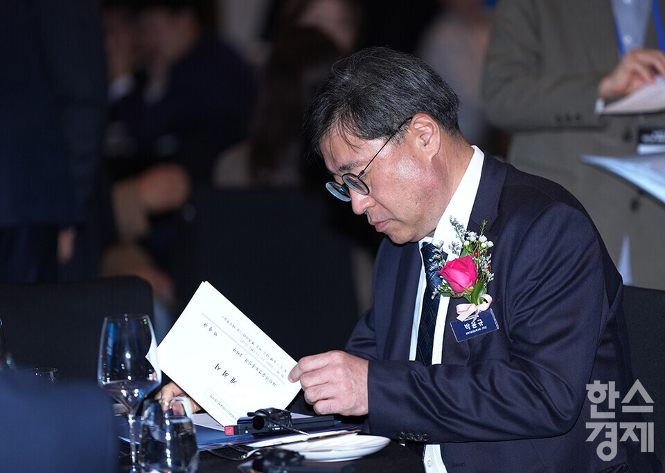 11일 오후 서울 마포구 호텔 나루 서울 엠갤러리에서 2023 차세대 미디어 대전 개막식이 열리고 있다. 박윤규 과학기술정보통신부 2차관이 개회사를 준비하고 있다. 과학기술정보통신부가 주최하는 이번 박람회는 '변화하는 미디어의 혁신적 대응'을 주제로 이틀간 진행된다. /최대성 기자 dpdaesung@sporbiz.co.kr 2023.12.11.