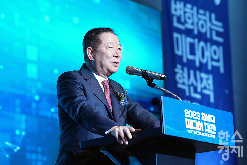 성낙인 미디어 콘텐츠산업융합발전위원회 위원장이 11일 오후 서울 마포구 호텔 나루 서울 엠갤러리에서 열린 2023 차세대 미디어 대전 개막식에서 축사를 하고 있다. 과학기술정보통신부가 주최하는 이번 박람회는 '변화하는 미디어의 혁신적 대응'을 주제로 이틀간 진행된다. /최대성 기자 dpdaesung@sporbiz.co.kr 2023.12.11.