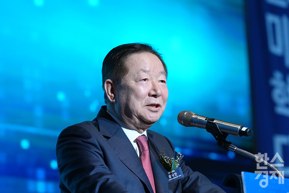 성낙인 미디어 콘텐츠산업융합발전위원회 위원장이 11일 오후 서울 마포구 호텔 나루 서울 엠갤러리에서 열린 2023 차세대 미디어 대전 개막식에서 축사를 하고 있다. 과학기술정보통신부가 주최하는 이번 박람회는 '변화하는 미디어의 혁신적 대응'을 주제로 이틀간 진행된다. /최대성 기자 dpdaesung@sporbiz.co.kr 2023.12.11.