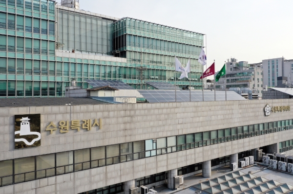 수원시청 전경. 수원시는 ‘2022년 제23회 한국 FM대상’에서 진행한 ‘디자인중점지원제도 수립 및 운영’ 평가에서 도시디자인 부문 최우수상을 수상했다/ 수원시 제공