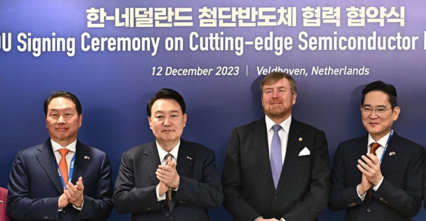 네덜란드를 국빈 방문한 윤석열 대통령과 빌럼-알렉산더르 네덜란드 국왕이 12일(현지시간) 벨트호벤 소재 ASML 본사에서 열린 한-네덜란드 첨단반도체 협력 협약식을 마친 뒤 기념촬영을 하고 있다. 왼쪽부터 최태원 SK그룹 회장, 윤 대통령, 빌럼-알렉산더르 네덜란드 국왕, 이재용 삼성전자 회장./ 연합뉴스 제공