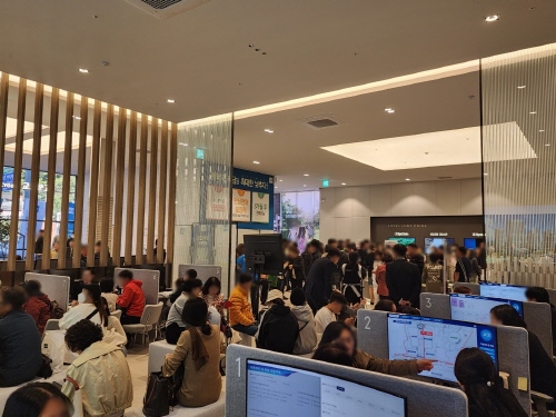 올해 10월 30일부터 지난달 1일까지 청약접수를 받은 이천자이 더 리체 견본주택 인파. 이 사진은 기사 내용과 관계없음. (사진=GS건설) 