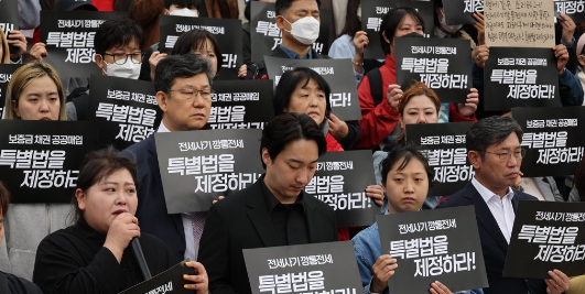 전세사기ㆍ깡통전세 피해자 전국대책위와 시민사회대책위가 지난 26일 국회 앞에서 특별법 제정 촉구 기자회견을 하고 있다/ 연합뉴스