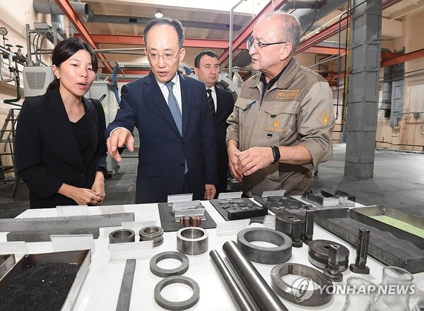  '한-우즈벡 경제부총리 회의'에 참석차 우즈베키스탄 타슈켄트를 방문중인 추경호 부총리 겸 기획재정부 장관이 지난 9월 희소금속과 관련 치르치크 희소금속센터를 방문, 현장을 둘러보며 희귀금속 제품과 공정과정을 관계자에서 설명을 듣고 있다. /연합뉴스