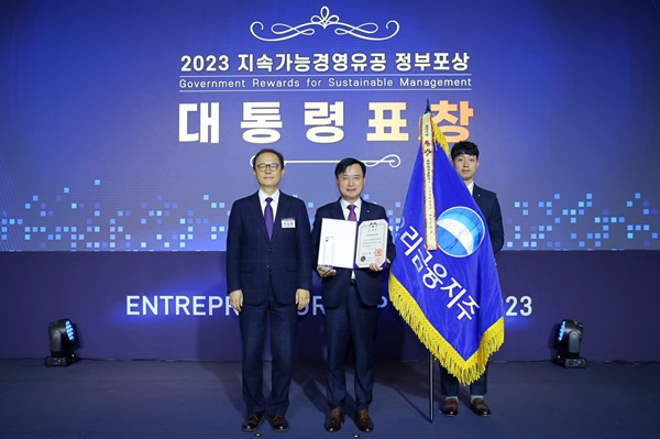 우리금융그룹이 지난 14일 서울 여의도의 FKI타워에서 진행된 ‘2023 지속가능경영 유공 정부포상’시상식에서 종합 ESG 부문 대통령표창을 수상했다고 15일 밝혔다.