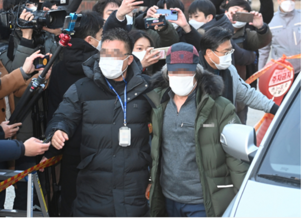 형기를 마치고 출소한 아동 성범죄자 조두순(앞 오른쪽). /연합뉴스