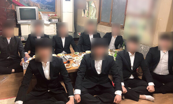 검거된 조직폭력배들이 집단으로 앉아 있는 모습
