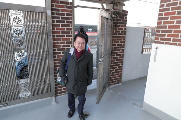 육동한 춘천시장이 어르신의 안부를 묻는 우유배달에 참여하고 있다. / 춘천시 제공. 