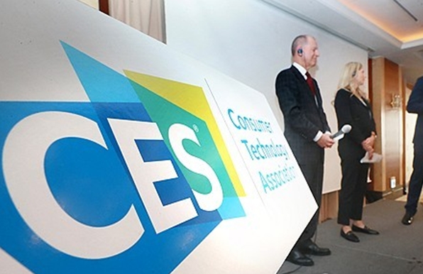 지난 10월 26일 서울 중구 롯데호텔에서 열린 CES 2024 미디어 브리핑에서 참석자들이 질의응답을 하고 있다. / 연합