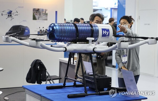 지난 6일 서울 강남구 코엑스에서 열린 2023 대한민국 산업기술 R&D 대전에서 방문객들이 전시물을 살펴보고 있다. /연합뉴스