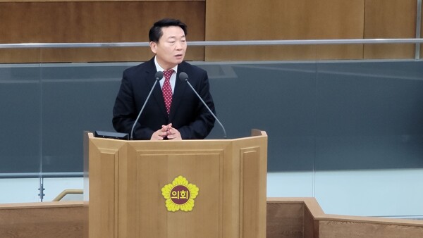 공인노무사 출신 경기도의회 농정해양위원회 소속 방성환 의원(국민의힘, 성남5)이 경기도 공무직과 기간제근로자의 근로계약서의 독소조항과 문제조항에 대해 지적했다./ 김두일 기자