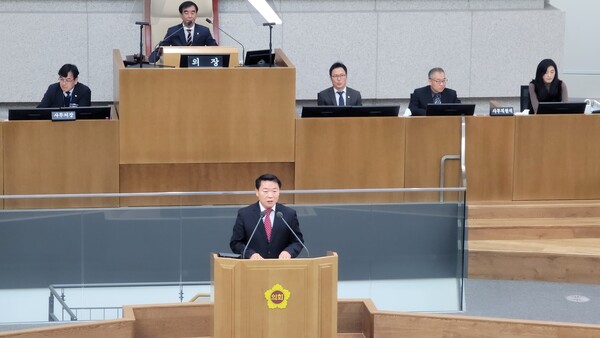 그는 “공무직 표준근로계약서 자체의 문제점으로 보수 조항에서 임금의 구성 항목이나 계산 방법, 지급 방식 등을 구체적으로 작성하지 않았으며, 보수, 계약, 퇴직금 등의 항목은 관련 운영규정을 준용토록 하고 있습니다.”라면서 이는 “근로기준법 제17조 근로조건의 명시 의무에 위배됩니다.”라고 꼬집었다./ 김두일 기자