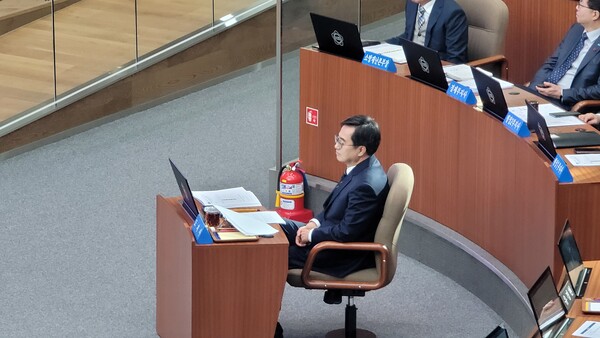 방 의원은 전방의 대형 스크린을 주시하고 있는 김동연 지사에게 “김동연 도지사님 저를 봐주시기 바랍니다. 지사님도 집을 사실 때 계약서를 작성하시듯이 근로계약서는 고용자와 고용인의 가장 기본적인 서약으로 이를 기초해서 모든 계약이행이 진행됩니다.”라고 김 지사의 주의를 이끌기도 했다./ 김두일 기자