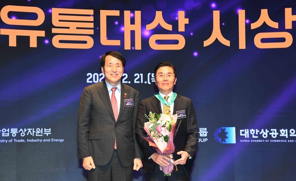 이제훈 홈플러스 사장이 제28회 한국유통대상 동탑산업훈장을 수상했다. / 홈플러스 제공