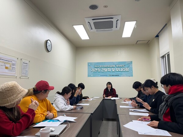 이번 간담회는 상반기 간담회에서 제안한 사항들이 반영됐는지 살펴보고, 하반기 동안 실시한 시설‧프로그램 모니터링 결과를 토대로 2024년 문화의집의 프로그램 및 자치조직 활성화, 시설에 관한 다양한 의견들을 제안하고 의논하는 자리였다./ 평택시 제공