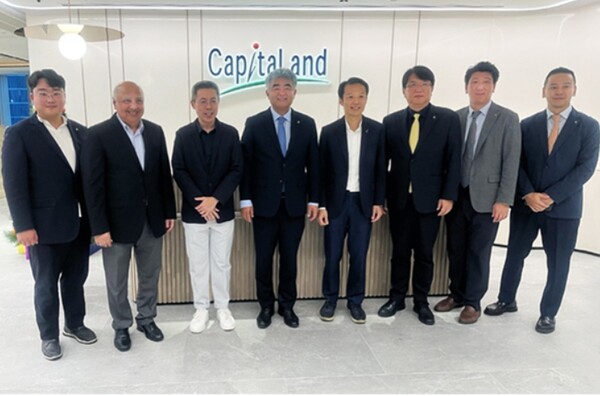 대우건설 정원주 회장(왼쪽에서 네 번째)이 지난 11월말 싱가포르 캐피탈랜드를 방문해 리치쿤 CEO(왼쪽에서 다섯 번째) 등 주요 관계자와 기념촬영을 하고 있다. / 대우건설