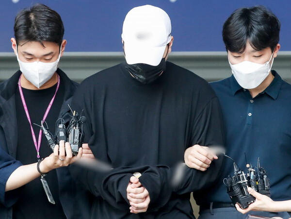 향정신성의약품을 투약한 채 롤스로이스 차량을 몰다 행인을 치어 중상을 입힌 남성 신모 씨. /연합뉴스