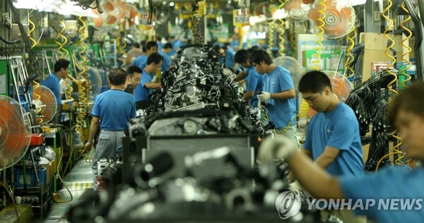 국내 제조기업들이 내년 1분기까지 기업경기가 회복하지 못하고, 수출과 내수 기업 간, 업종 간 희비가 엇갈릴 것이라고 전망했다. / 연합뉴스