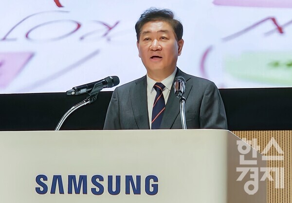 2일 오전 수원 디지털 시티에서 개최한 삼성전자 '2024년 시무식'에서 한종희 대표이사 부회장이 신년사를 하고 있다. / 삼성전자