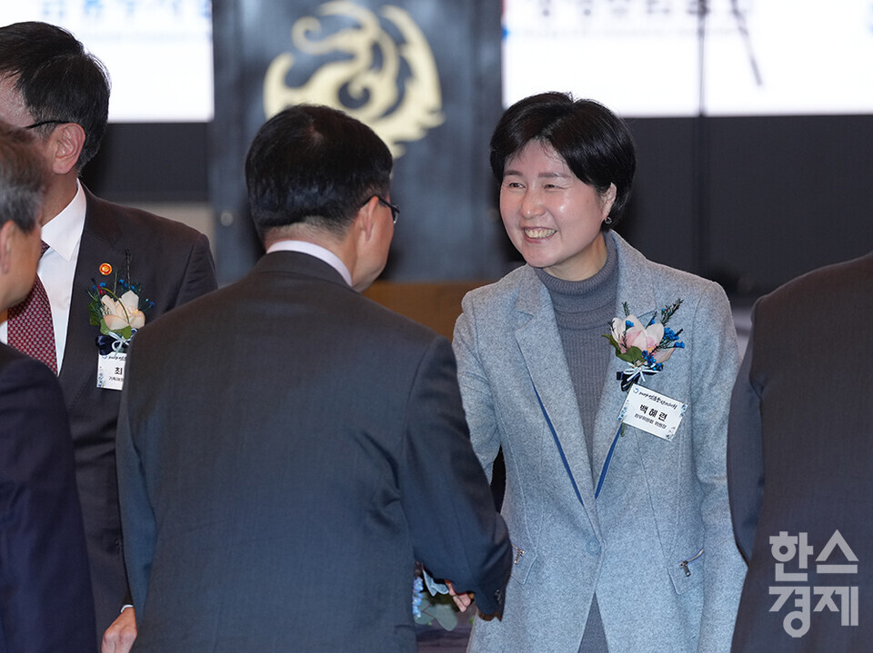 백혜련 정무위원회 위원장이 3일 오후 서울 소공동 롯데호텔에서 열린 2024 범금융 신년인사회에 참석해 인사를 나누고 있다. /최대성 기자 dpdaesung@sporbiz.co.kr 2024.01.03.