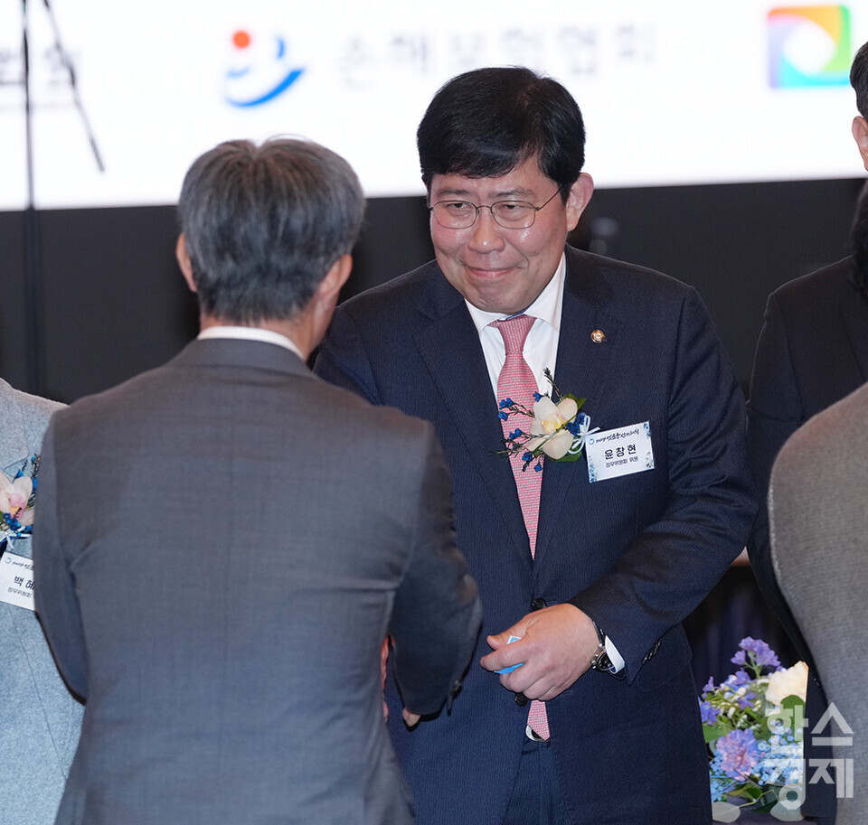 윤창현 국민의힘 의원이 3일 오후 서울 소공동 롯데호텔에서 열린 2024 범금융 신년인사회에 참석해 인사를 나누고 있다. /최대성 기자 dpdaesung@sporbiz.co.kr 2024.01.03.