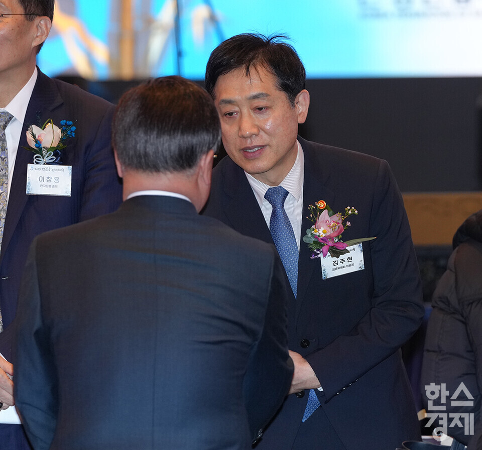 김주현 금융위원회 위원장이 3일 오후 서울 소공동 롯데호텔에서 열린 2024 범금융 신년인사회에 참석해 인사를 나누고 있다. /최대성 기자 dpdaesung@sporbiz.co.kr 2024.01.03.