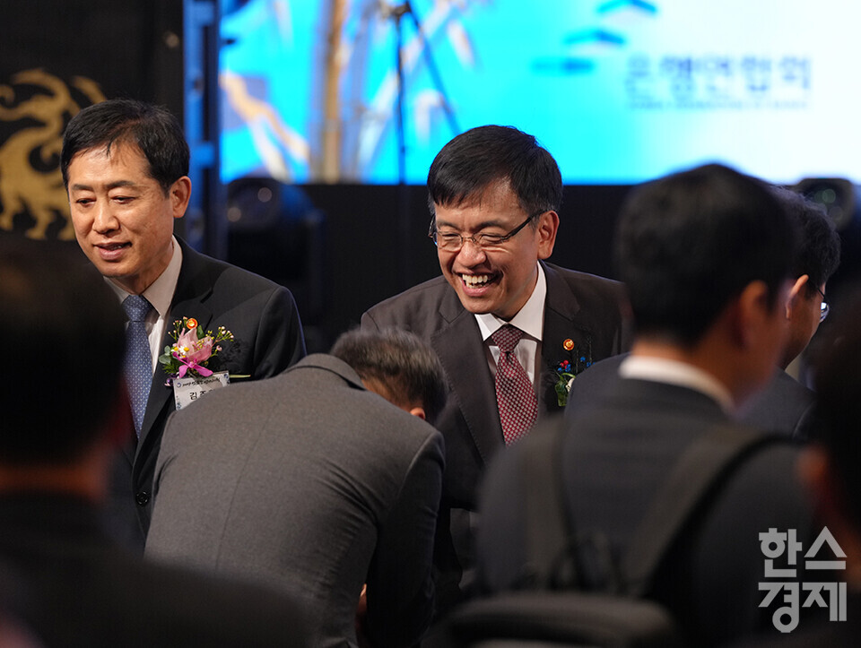 최상목 경제부총리 겸 기획재정부 장관(오른쪽)이 3일 오후 서울 소공동 롯데호텔에서 열린 2024 범금융 신년인사회에 참석해 인사를 나누고 있다. /최대성 기자 dpdaesung@sporbiz.co.kr 2024.01.03.
