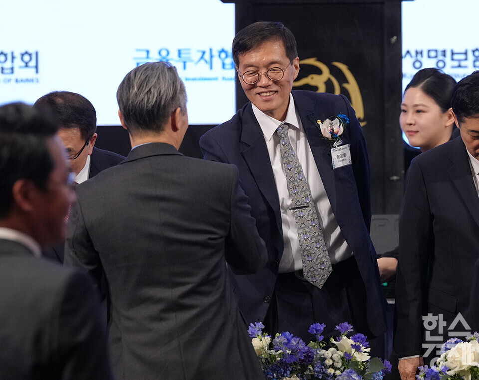 이창용 한국은행 총재가 3일 오후 서울 소공동 롯데호텔에서 열린 2024 범금융 신년인사회에 참석해 인사를 나누고 있다. /최대성 기자 dpdaesung@sporbiz.co.kr 2024.01.03.