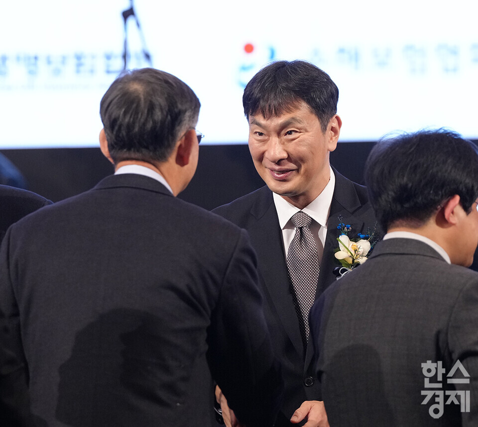 이복현 금융감독원장이 3일 오후 서울 소공동 롯데호텔에서 열린 2024 범금융 신년인사회에 참석해 인사를 나누고 있다. /최대성 기자 dpdaesung@sporbiz.co.kr 2024.01.03.