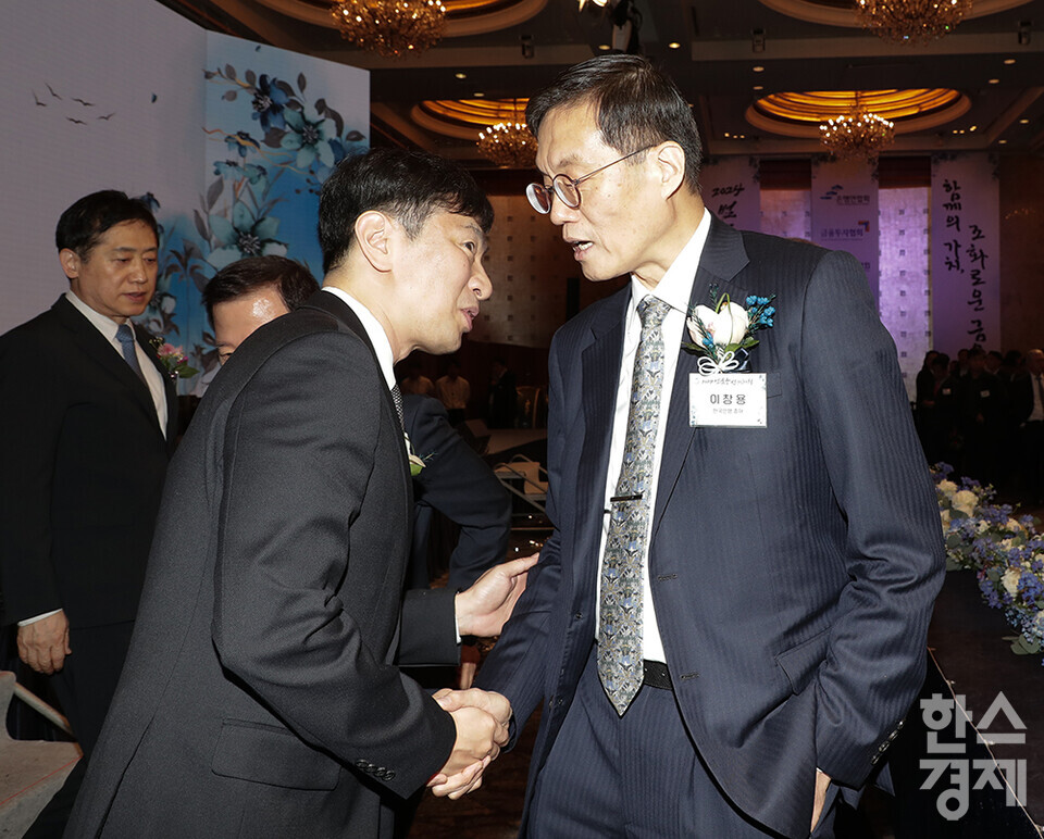 이복현 금융감독원장(왼쪽)과 이창용 한국은행 총재가 3일 오후 서울 소공동 롯데호텔에서 열린 2024 범금융 신년인사회에 참석해 인사를 나누고 있다. /최대성 기자 dpdaesung@sporbiz.co.kr 2024.01.03.[공동취재]