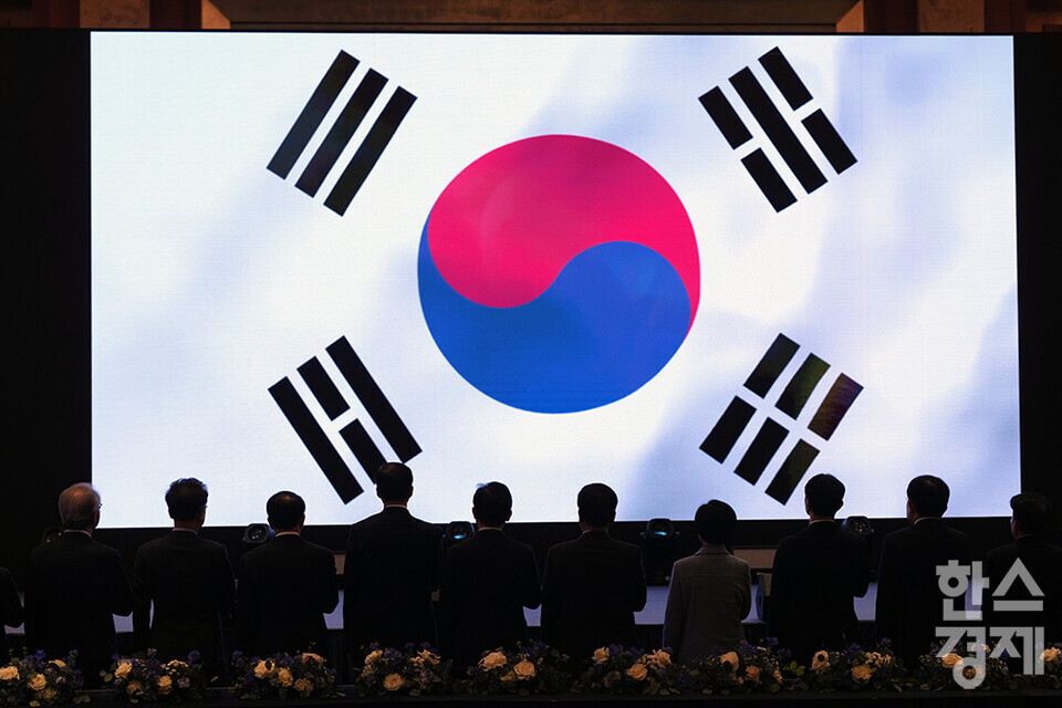 3일 오후 서울 소공동 롯데호텔에서 2024 범금융 신년인사회가 열리고 있다. 최상목 경제부총리를 비롯한 내외빈들이 국민의례를 하고 있다. /최대성 기자 dpdaesung@sporbiz.co.kr 2024.01.03.